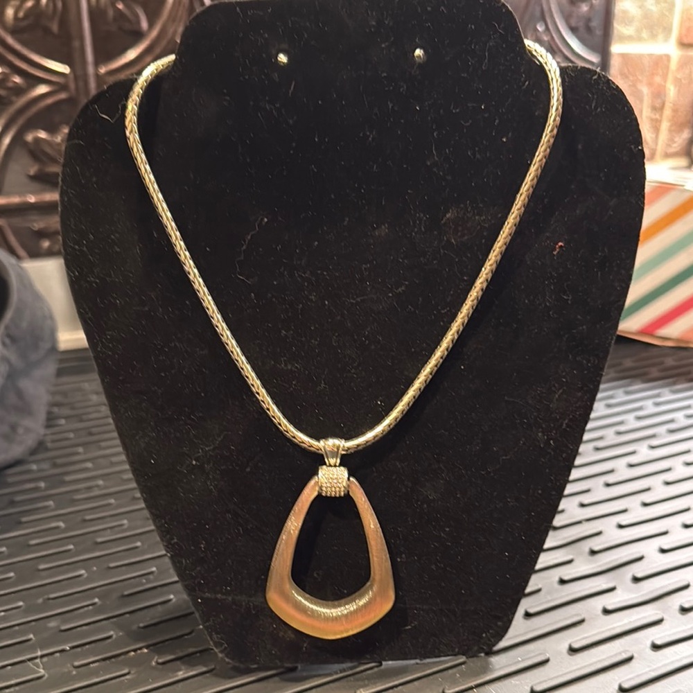 Elegant Gold Pendant Necklace